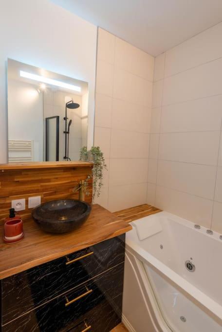 Balneo & Sauna, Sejour Detente Aux Teinturiers - Metro Charpennes - Garage 维勒班 外观 照片