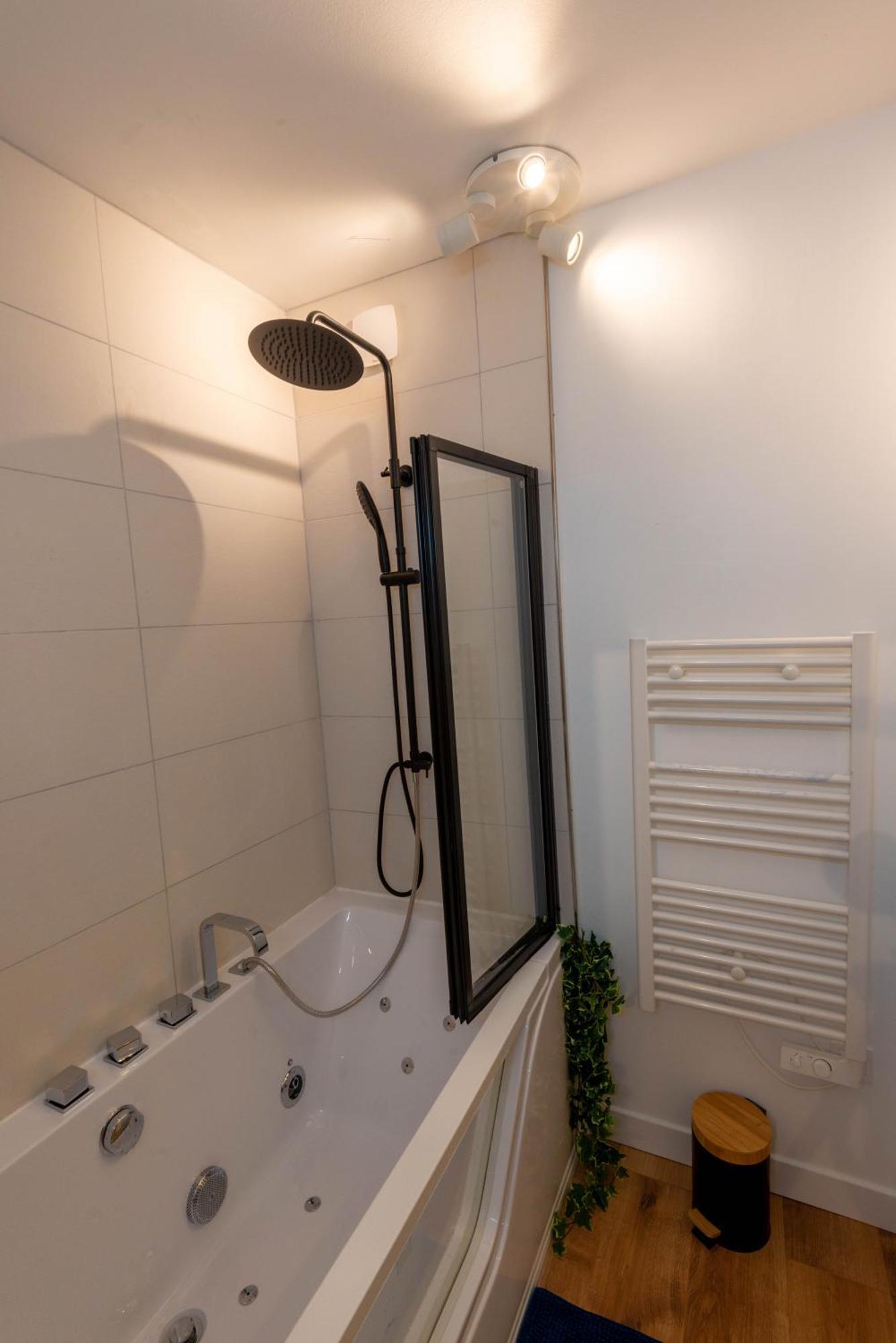 Balneo & Sauna, Sejour Detente Aux Teinturiers - Metro Charpennes - Garage 维勒班 外观 照片